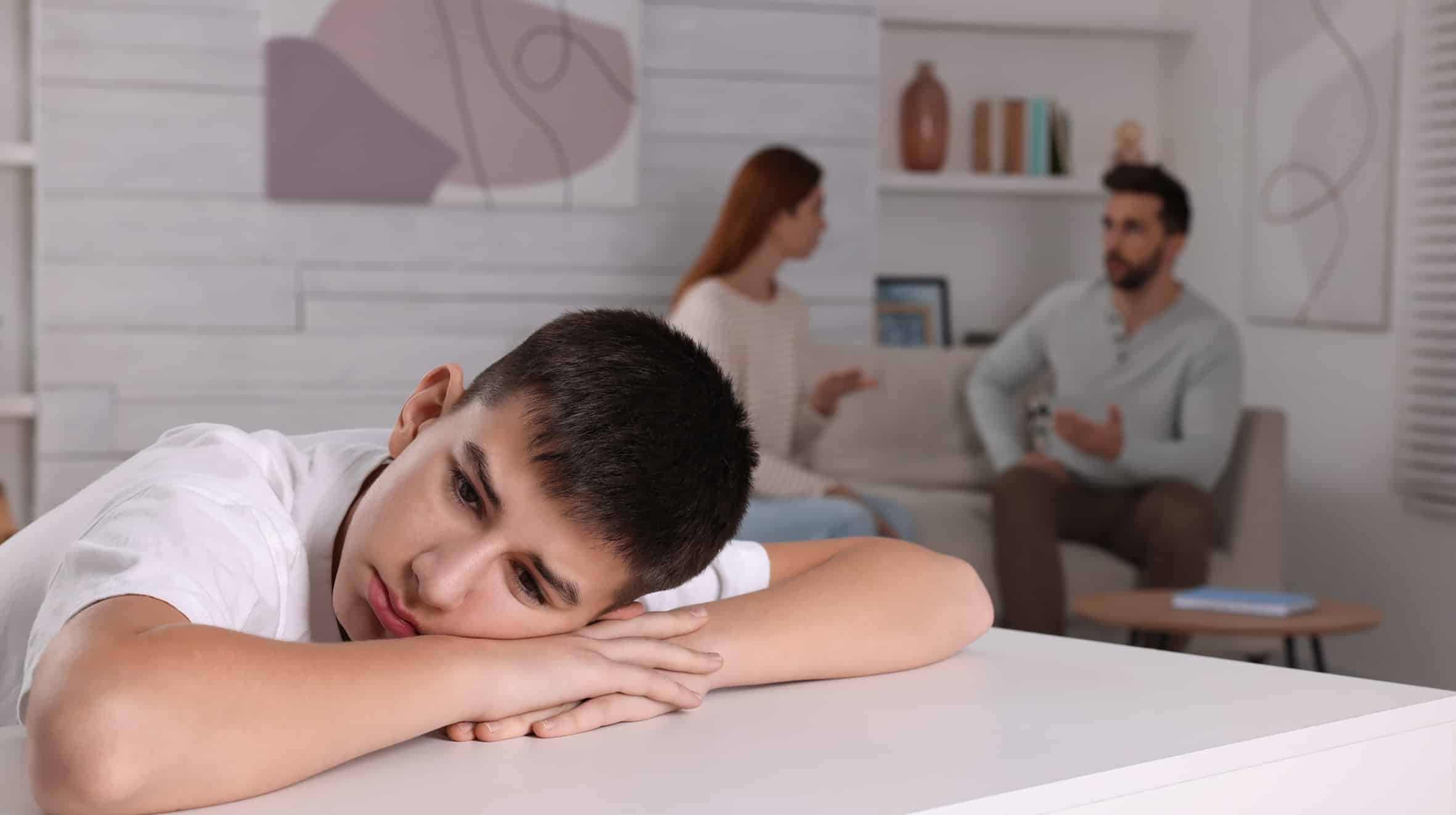 le processus où l'enfant est amené par un parent, de façon plus ou moins subtile, à partager un ensemble d'idées et de perceptions fausses, déformées ou exagérées sur l'autre parent