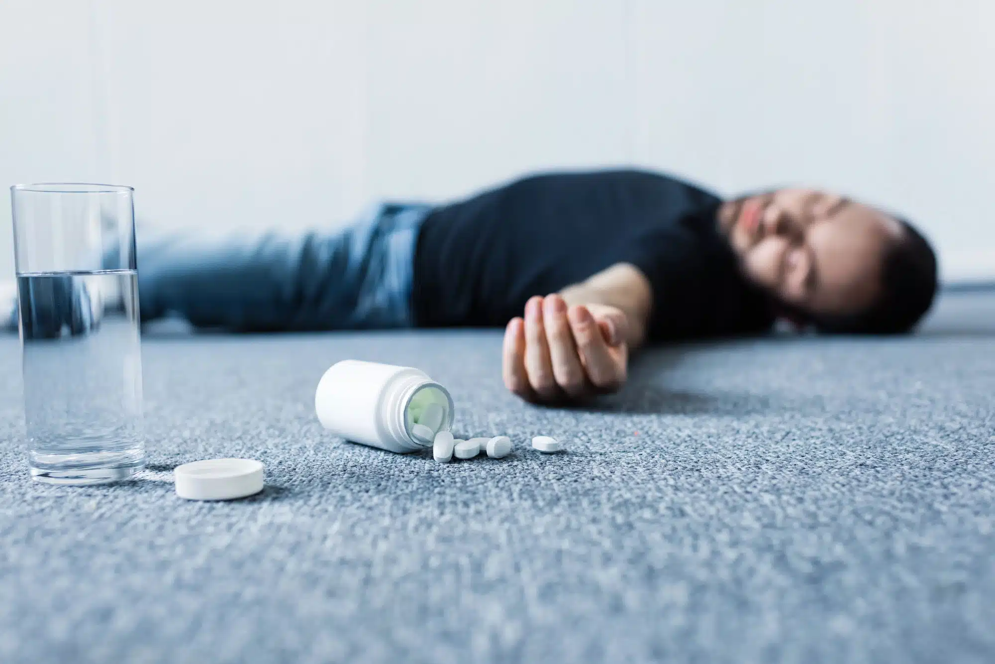 En Suisse, deux à trois personnes décèdent chaque jour d’un suicide (sans les cas de suicide assisté). Les suicides sont généralement associés à des maladies mentales (par exemple : la dépression ou l'alcoolisme). Ils surviennent souvent dans un état d'urgence mentale, durant lequel la capacité à faire face à des situations stressantes est réduite