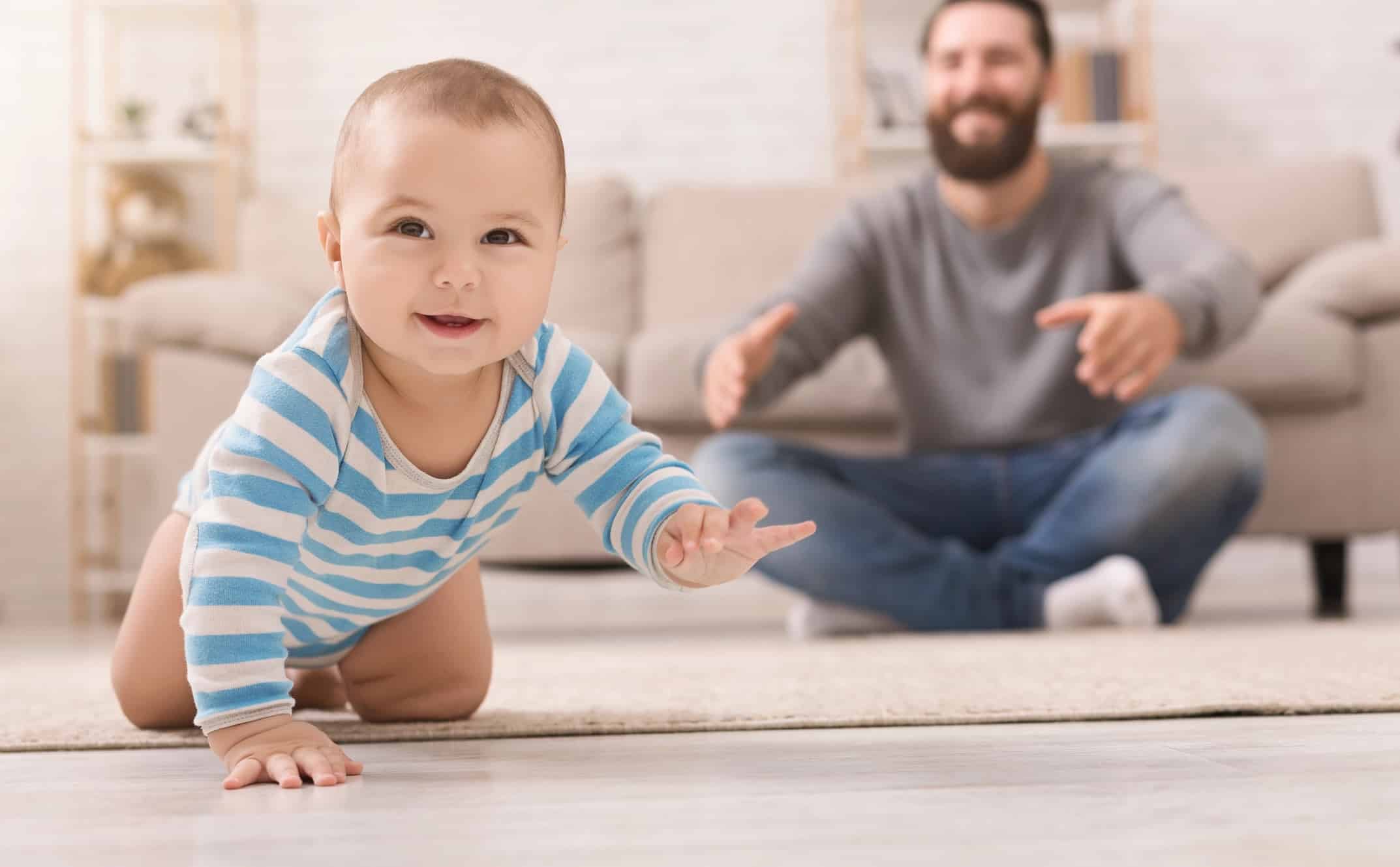 Une commission fédérale propose un congé parental de 38 semaines pour mieux équilibrer vie familiale et travail, mais la Suisse reste prudente.