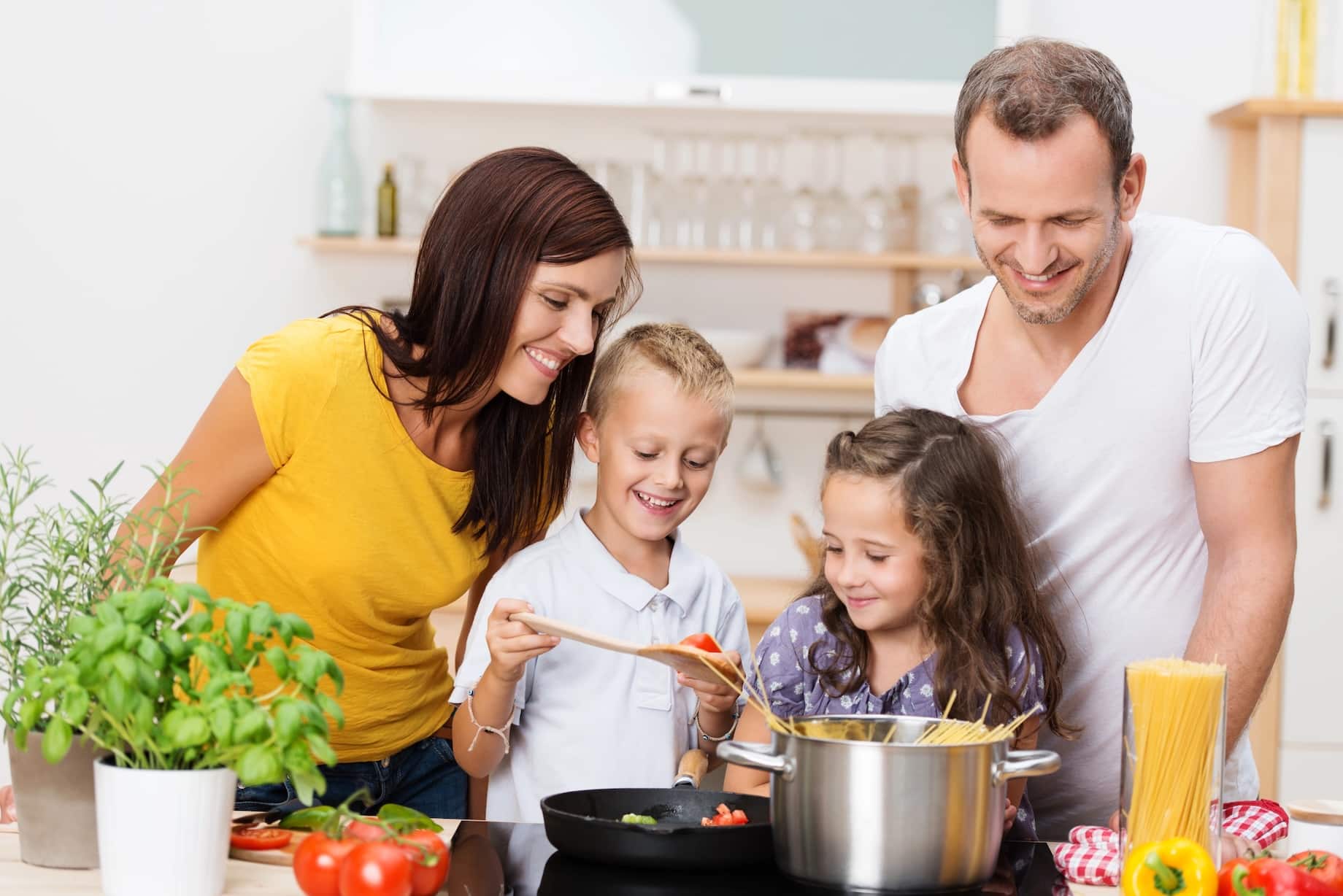 Famille réunie dans un moment de complicité